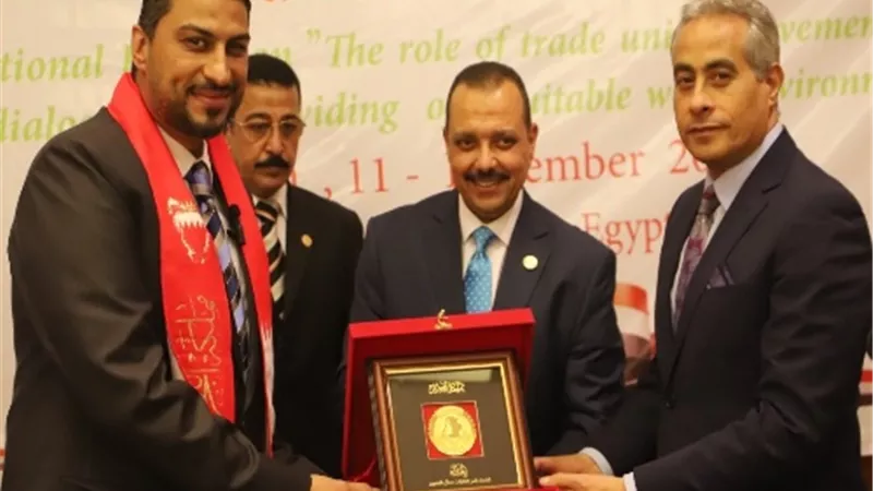 تكريم وزير القوى العاملة من نقابات عمالية عربية ودولية.. صور