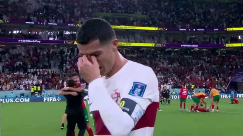 شاهد.. لحظه بكاء رونالدو بعد تأهل المغرب لنصف نهائى كأس العالم