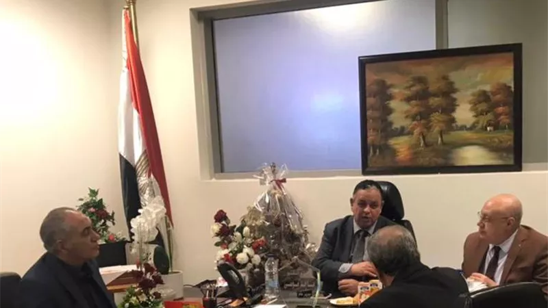 ضبط راكبة حاولت تهريب ٦٤٠ عبوة مستحضرات تجميل داخل احذية و شنط