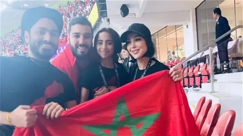 تامر حسنى يحتفل بفوز المغرب برفقة زوجتة وبناته من داخل الاستاد
