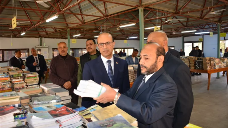 رئيس جامعة أسيوط يشهد إفتتاح معرض بيع الكتب القديمة
