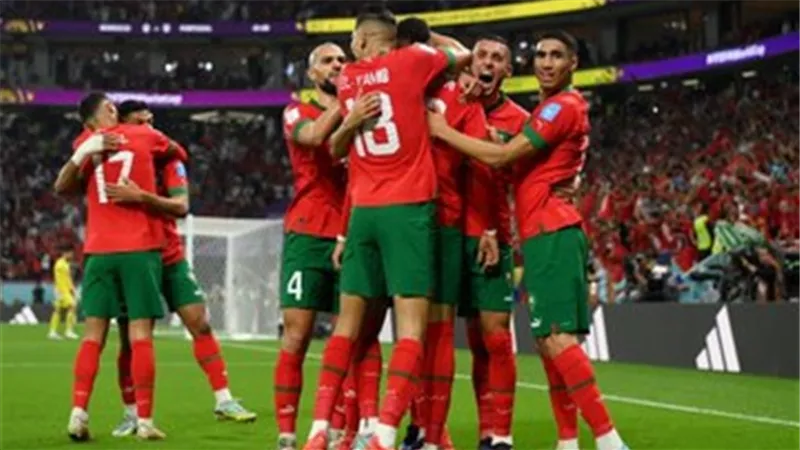 شاهد برج خليفة يتزين بعلم المغرب بعد الإطاحة بالبرتغال من المونديال