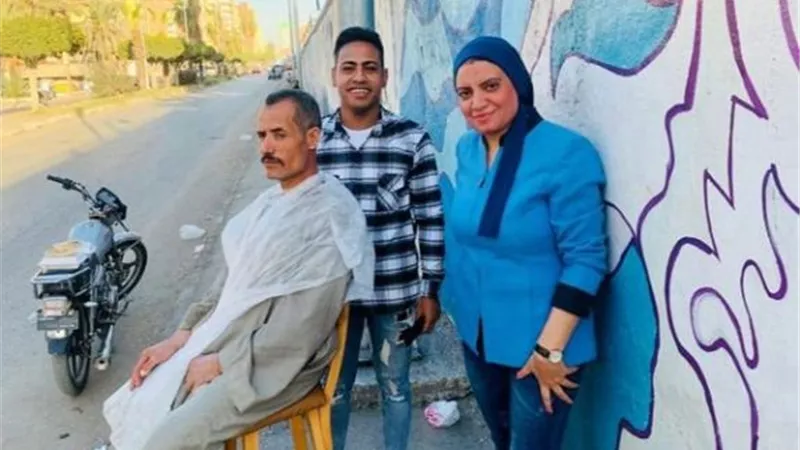 حلاق الغلابة ..يجوب شوارع الإسماعيلية لتصفيف شعر الفقراء مجانا