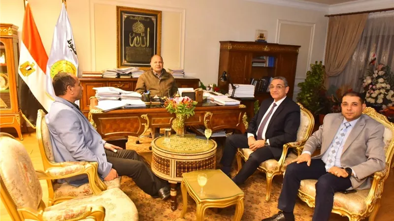 محافظ أسيوط يلتقي أمين عام مدارس سنودس النيل
