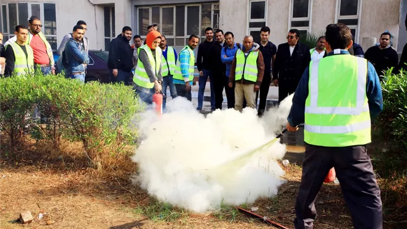 هندسة المطرية تنفذ مشهدا تجريبيا لعمليات الإخلاء فى حالة حدوث حريق