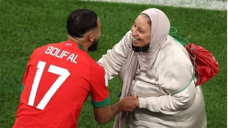 شاهد.. نجم منتخب المغرب يرقص مع والدته داخل الملعب احتفالاً بالفوز
