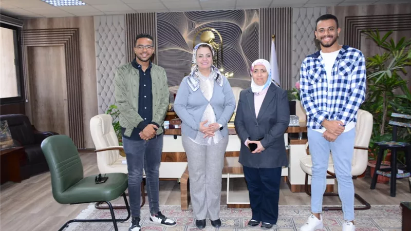 نائب رئيس جامعة أسيوط تستقبل الطلاب المشاركين في تنظيم مؤتمر المناخ