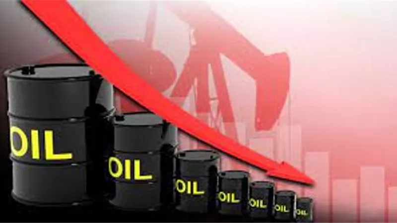 النفط ينخفض 10% في أكبر خسائر أسبوعية منذ أشهر