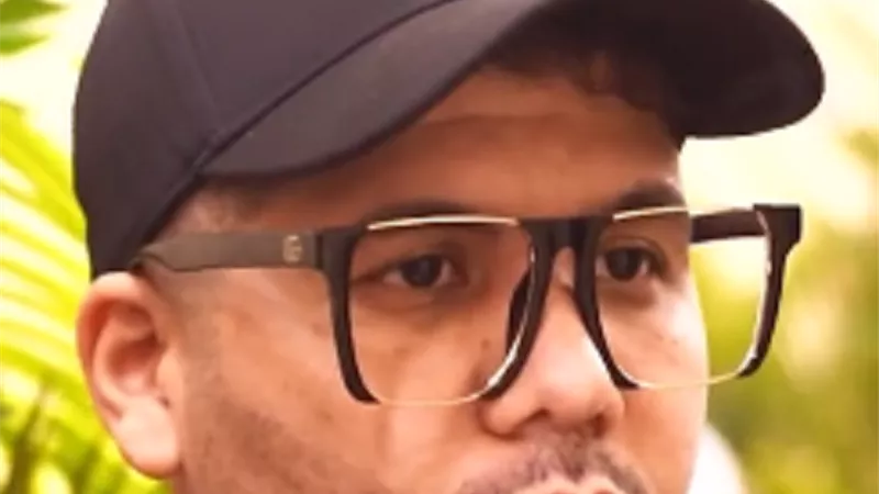 عمر كمال: 