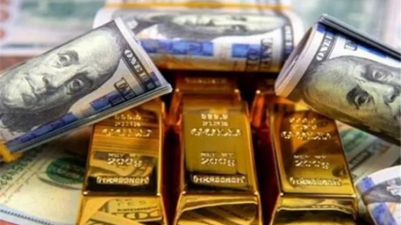 أسعار الذهب تتراجع متأثرا بارتفاع الدولار