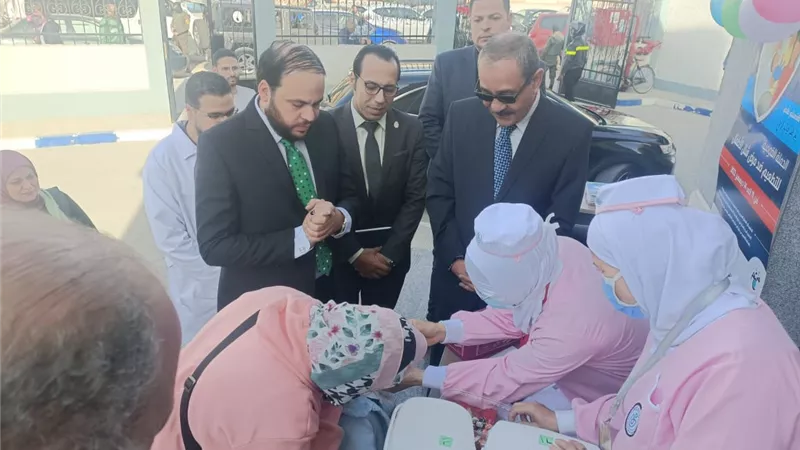 محافظ الإسماعيلية ووكيل وزارة الصحة يشهدان حملة تطعيم شلل الأطفال