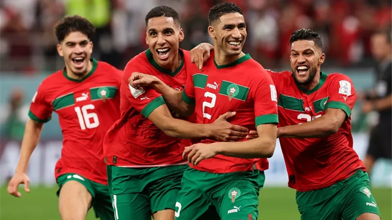 الاحتفال بشبيه نجم منتخب المغرب.. فيديوِ