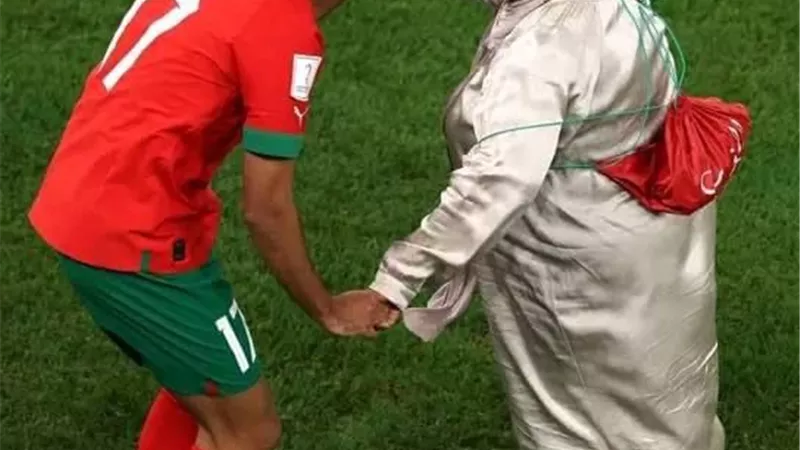 المغربي سفيان بوفال يحتفل مع والدته فى أرض الملعب بعد التأهل .. صور