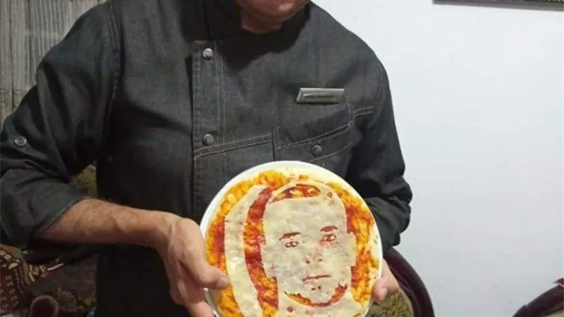 شيف الغردقة يرسم صورة النجم يوسف النصيرى علي البيتزا
