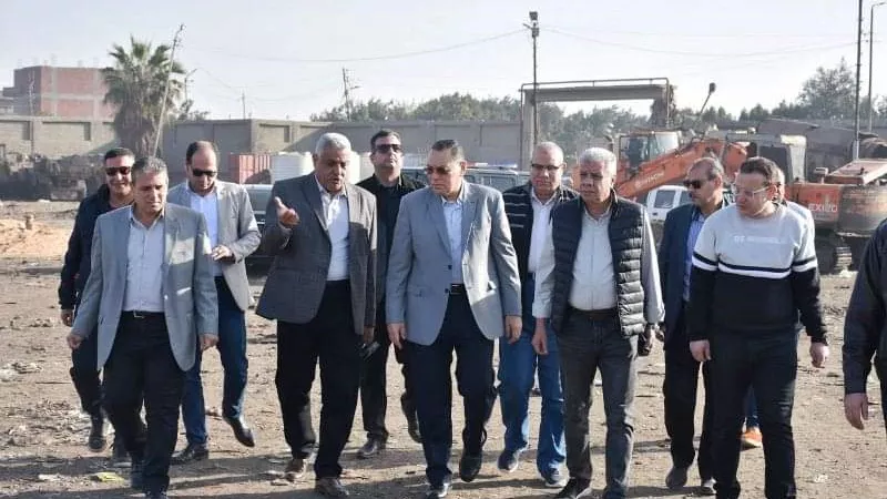 محافظ الشرقيةيتابع أعمال نقل المخلفات من نقطةالغارللمدافن الصحية