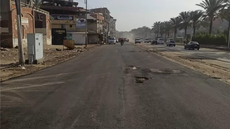 بدء أعمال الرصف بالأسفلت بطريق السنانية