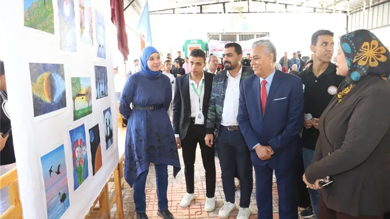 رئيس جامعة جنوب الوادي يفتتح معرض فنى بكلية التمريض