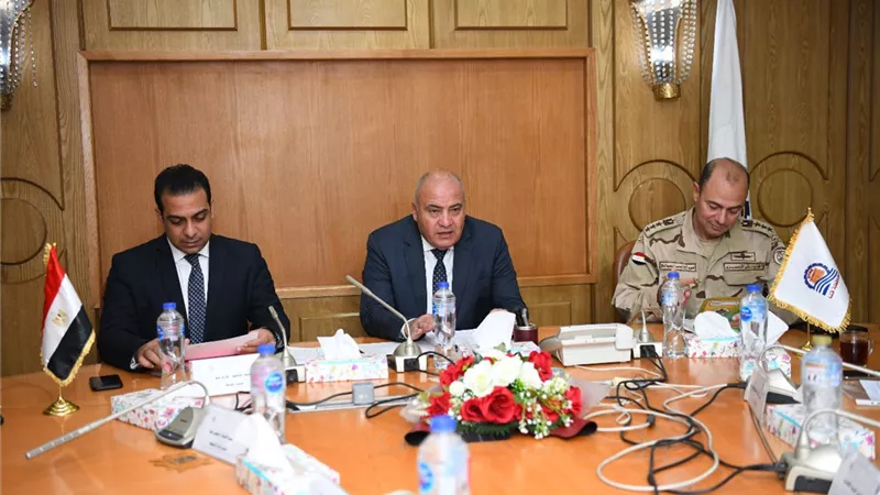 الداودى يبحث آليات تنفيذ مشروع الصرف الصحى بقريتيّ أبومناع بحرى