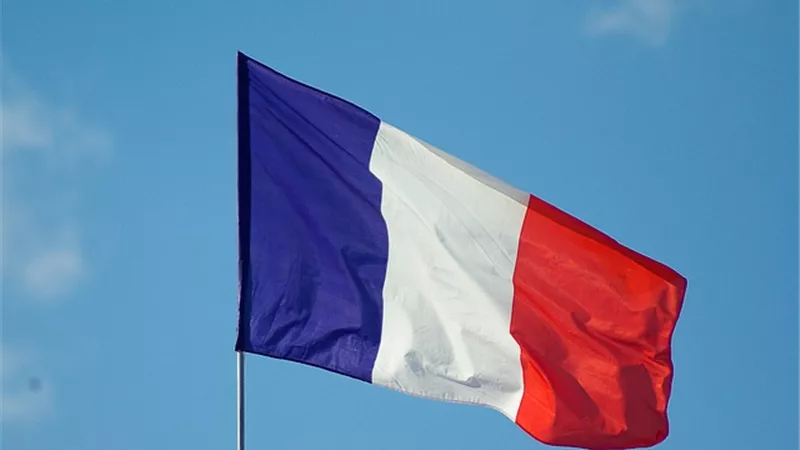 ماكرون يقدم مشروع إصلاح نظام التقاعد بفرنسا يناير المقبل
