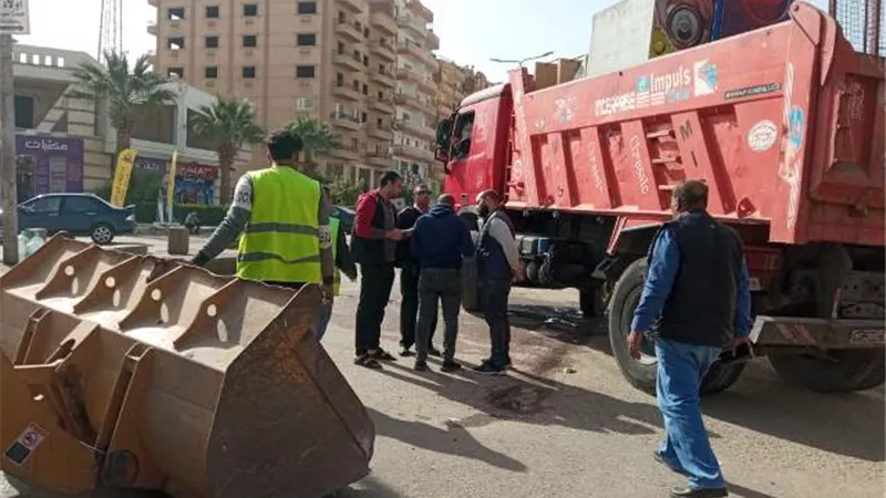 جهاز مدينة 6 أكتوبر يشن حملة على مخالفات البناء فى الأحياء.. صور