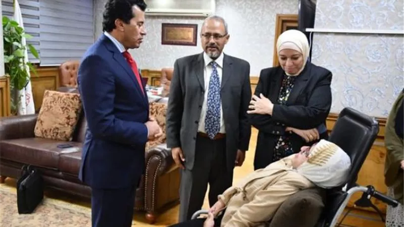 وزير الشباب يكرم طالبة ذوي الهمم والقدرات لتفوقها العلمي والرياضي