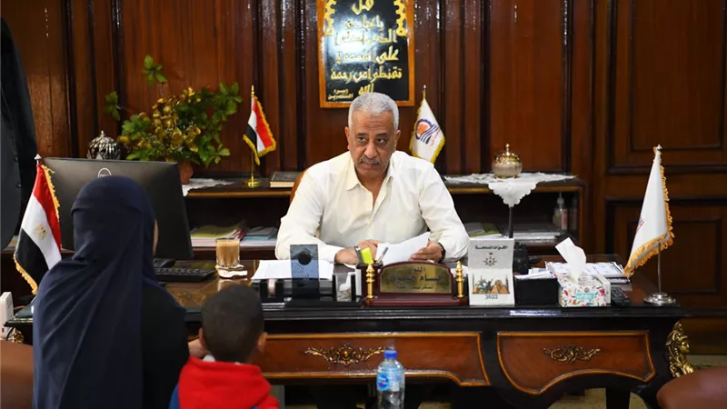 محافظ قنا ونائبه والسكرتير العام يستقبلون ٧٥ مواطنا لبحث شكاواهم