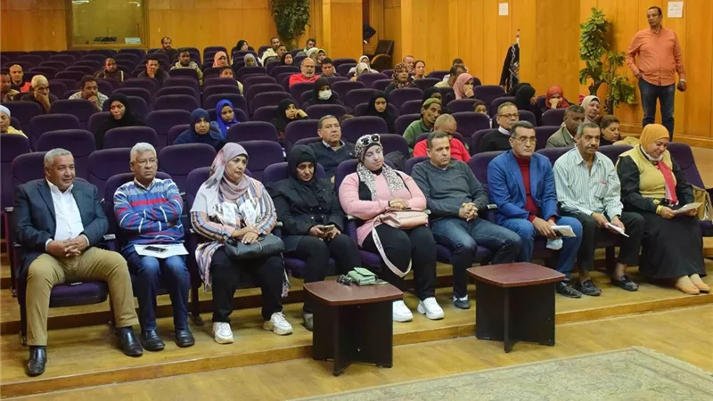 سكرتير عام الاقصر يلتقى المواطنين فى اليوم المفتوح