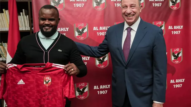 الخطيب يستقبل فلافيو ويهديه درع وقميص الأهلي