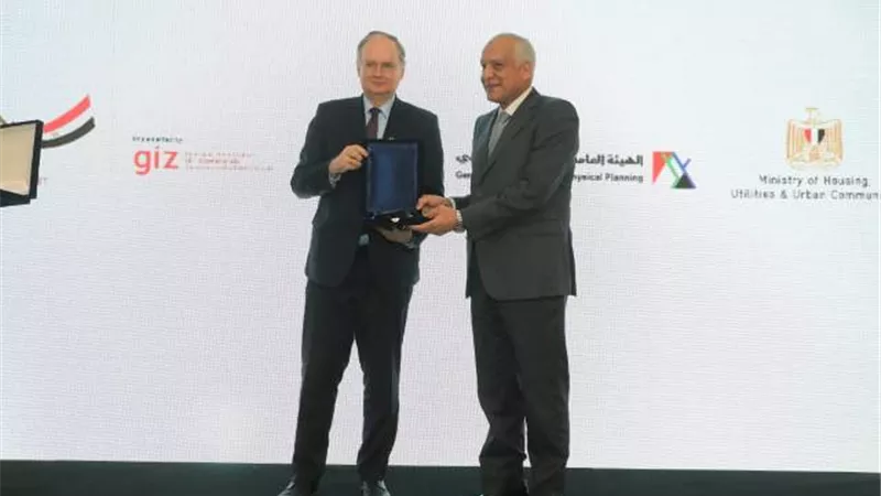 سفير الاتحاد الأوروبي يكرم محافظ الجيزة للتعاون المثمر بين الجانبين