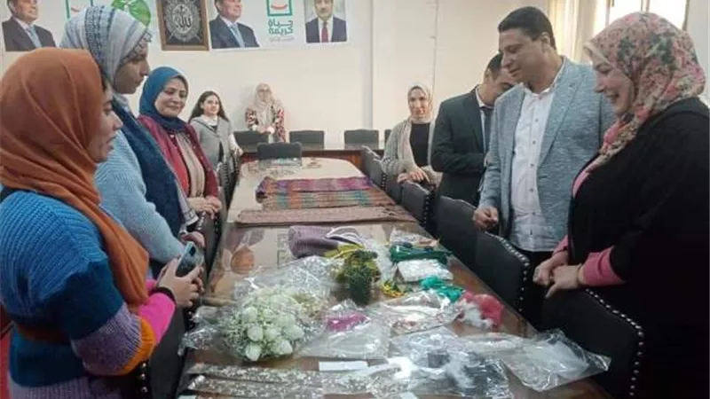 أبو حطب يستقبل أصحاب المشغولات اليدوية ويعِد بإقامة معرض لمنتجاتهن
