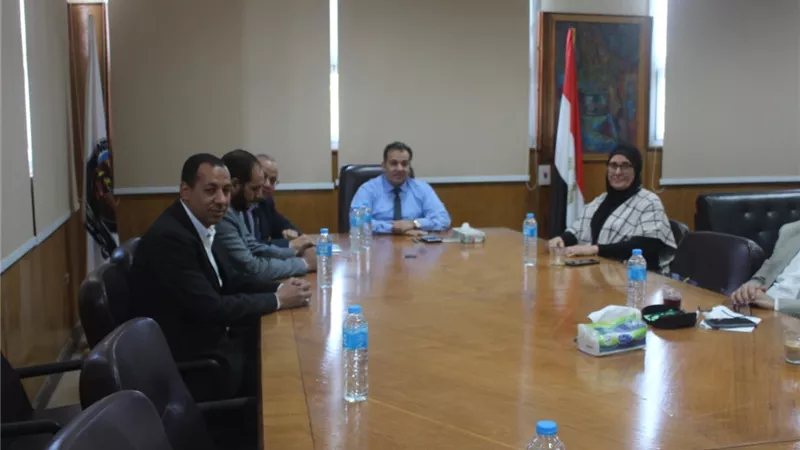 رئيس جامعة جنوب الوادي يتابع التطبيق الالكتروني لإدارة الأجازات
