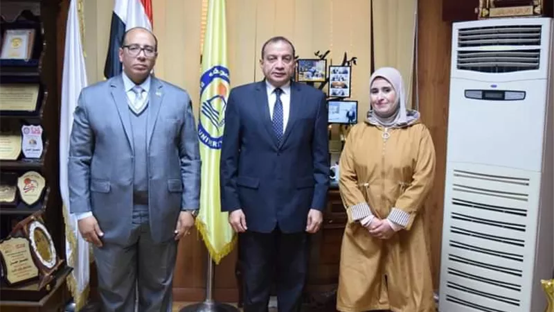 باحثه جزائرية تتفقد حقول النباتات العطريه ببنى سويف