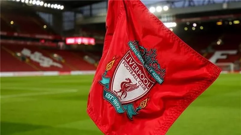 مشاكل في القلب تهدد باعتزال نجم ليفربول السابق