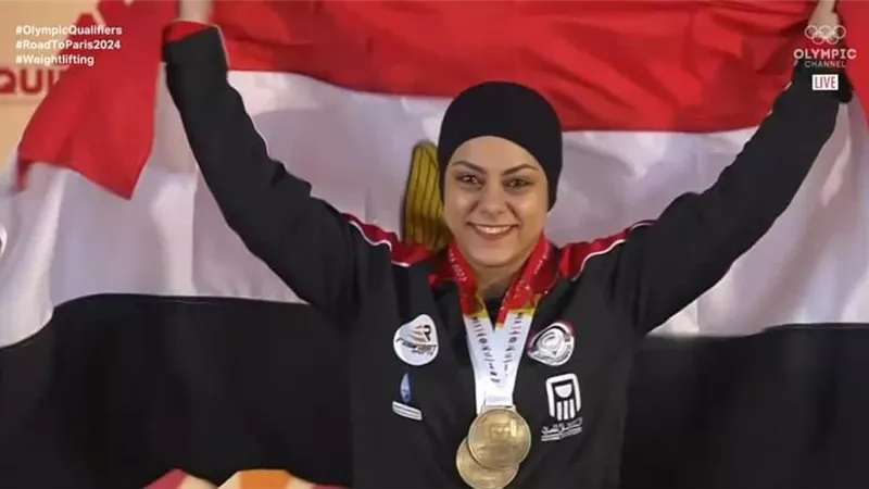 وزير الرياضة يهنىء سارة سمير بذهبية بطولة العالم لرفع الأثقال