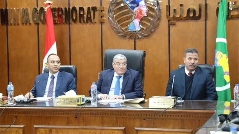 محافظ المنيا يناقش عددا من مشكلات المواطنين في جميع القطاعات