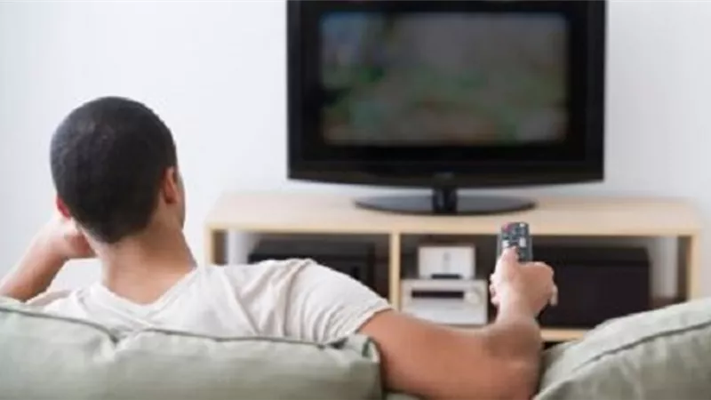 دراسة تكشف العلاقة بين الإفراط فى مشاهدة التليفزيون وآلام الجسم