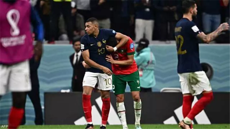 مبابي يخطف الأنظار بقميص المغرب بعد التأهل لتهائى المونديال.. صور