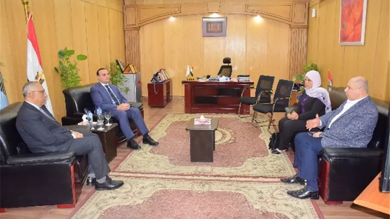 نائب محافظ الأقصر يلتقى نائب وزير الصحة لشئون السكان