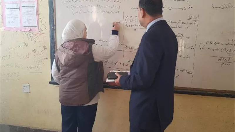مدير تعليم الخانكة يتفقد مجمع فاطمة الزهراء للتعليم الأساسي