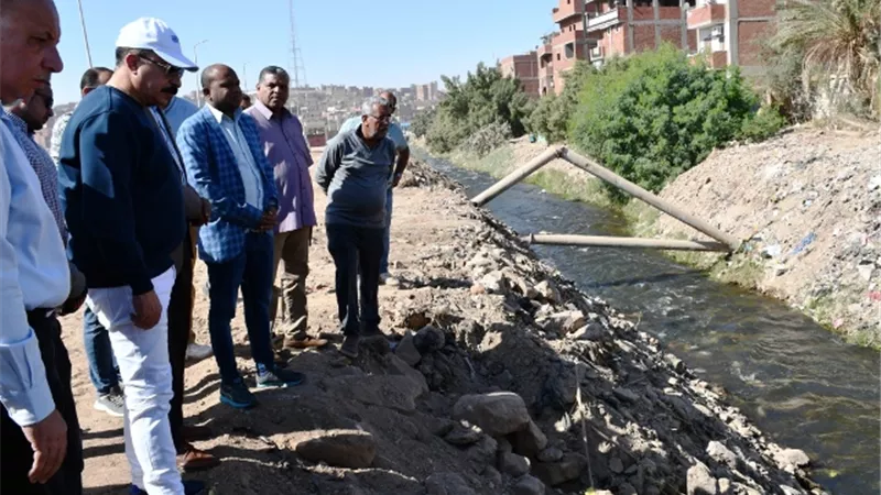 عطية يتفقد التجهيزات الجارية لبدء العمل بمصرف السيل بطول 2530 متر