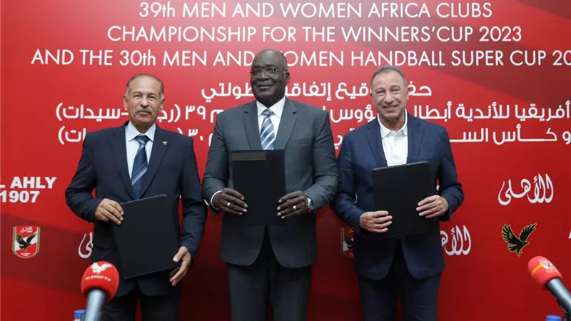 الأهلي يوقع عقود استضافة كأس السوبر الإفريقي وكأس الكؤوس لكرة اليد