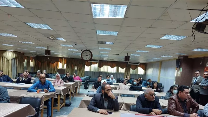 التأمين الصحي ببني سويف ينظم برنامجاً لتدريب أطباء الباطنة والكلي