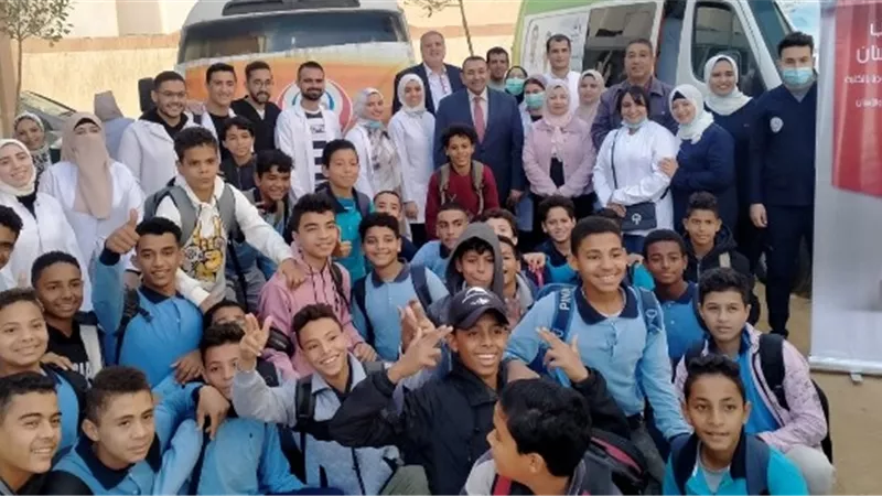 أسنان الجامعة المصرية الروسية تنظم قافلة طبية لتلاميذ المدارس.
