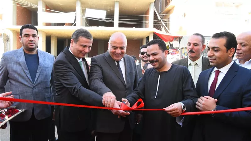 محافظ قنا يفتتح معرض مستقبل وطن للملابس الجاهزة