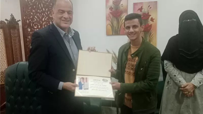 مدير تعليم الإسماعيلية يكرم خامس الجمهورية بالمشروع الوطني للقراءة