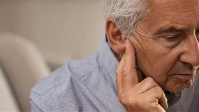 أعراض تشير إلى إصابة كبار السن بضعف السمع