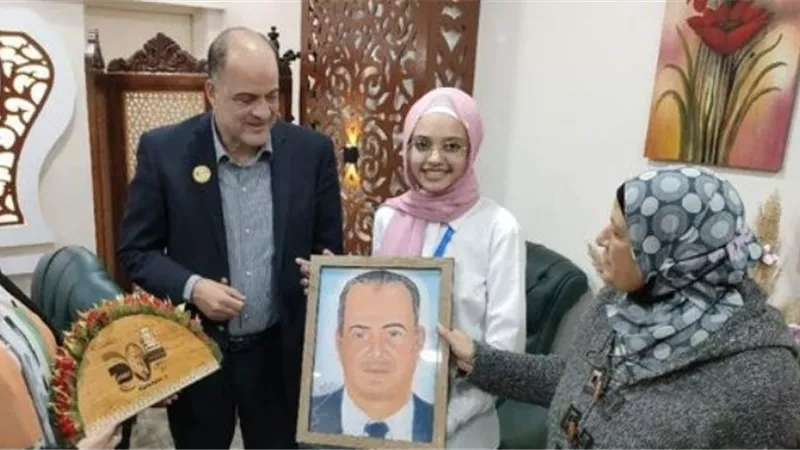 طالبة تبدع في رسم بورتريه لمدير تعليم الإسماعيلية..صور