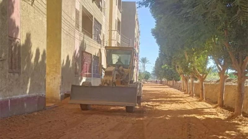 محافظ أسيوط : استكمال أعمال رفع كفاءة الطرق ووضع تربة زلطية