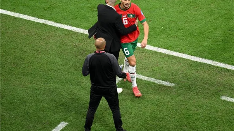 الركراكي يؤكد غياب رومان سايس عن مباراة كرواتيا