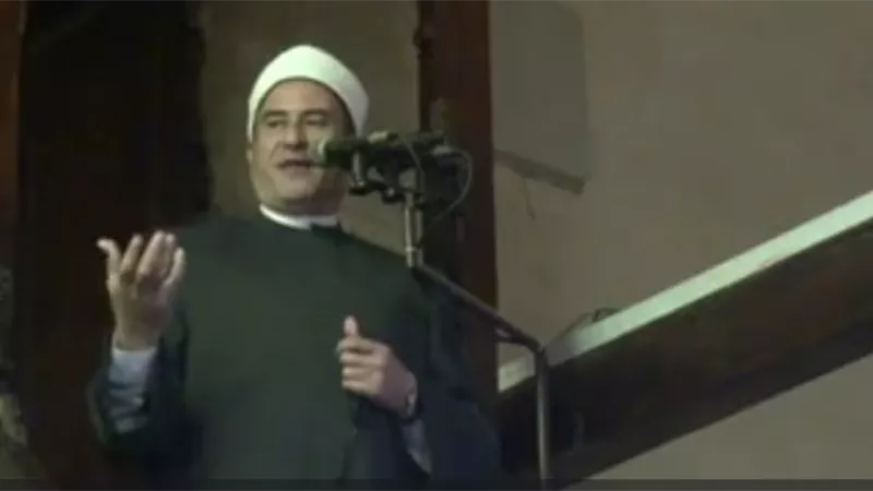 خطيب الجامع الأزهر للتجار : إخفاء السلع عن الناس واحتكارها حرام